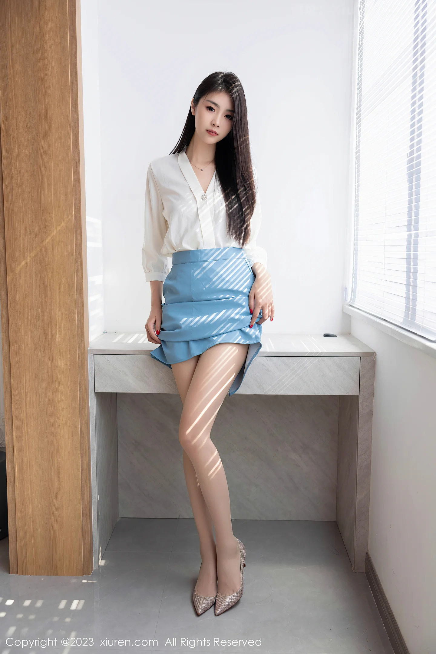 图片[6]-[XiuRen秀人网]VOL.7314 模特可乐Vicky性感白色上衣配蓝色裙露原色丝袜迷人诱惑写真81P-秀人网官方网站